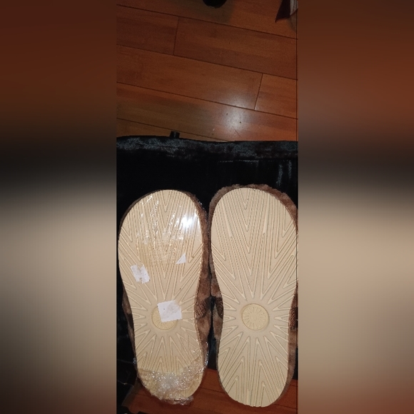 COPY - UGG Furry slipper slides.Brand New.Unisex - Picture 3 of 3